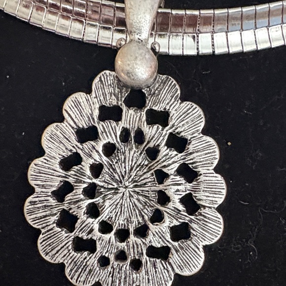 Elegant Silver Necklace with Pendant - Picture 5 of 8